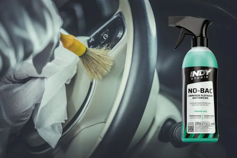 Aplicação do No-Bac com escova macia em painel automotivo