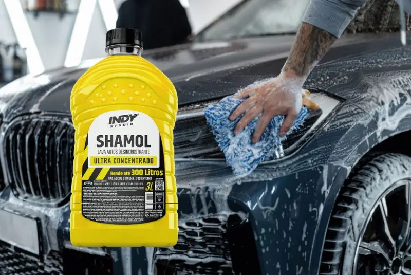 Aplicação do Shamol detergente automotivo com esponja em capô de carro