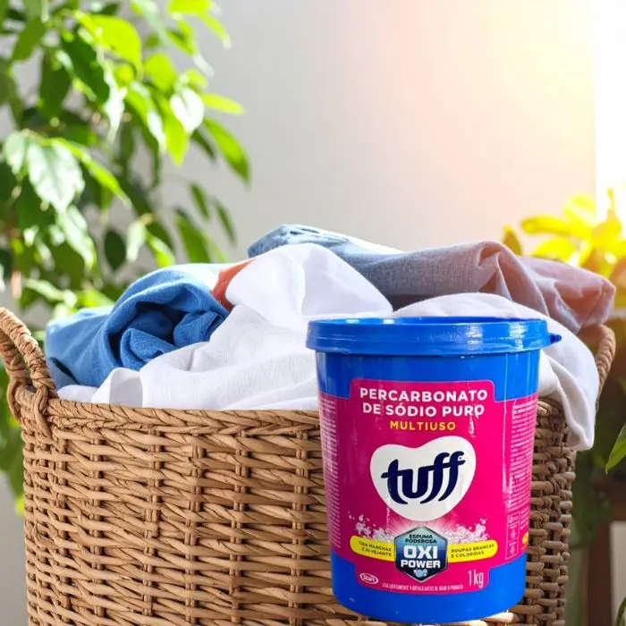 Demonstração de roupas brancas sendo lavadas com TUFF Percarbonato de Sódio.