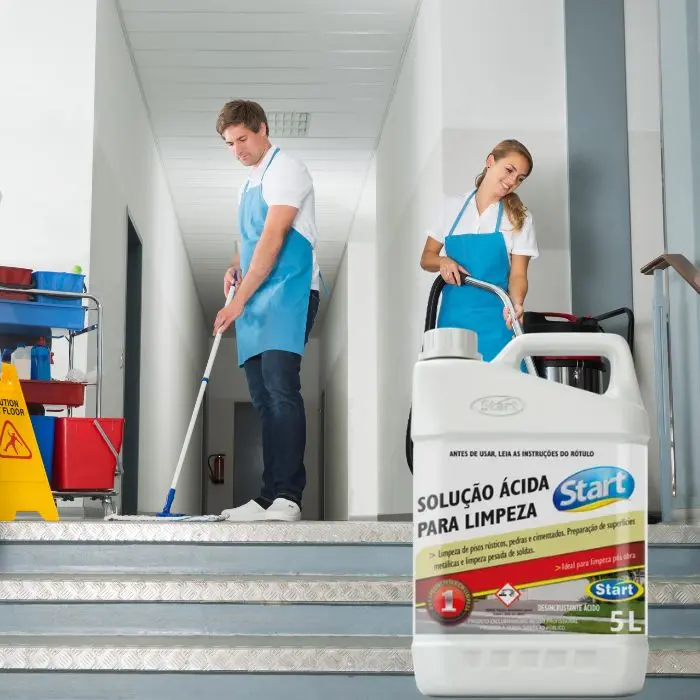 Aplicação de solução ácida em limpeza pesada pós-obra