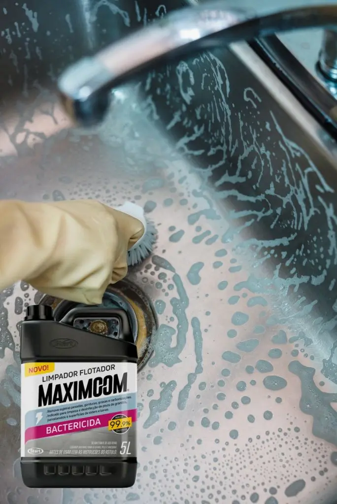 Maximoom Bactericida é indicado para superfícies sintéticas engorduradas, como vinil, fórmica e aço inox