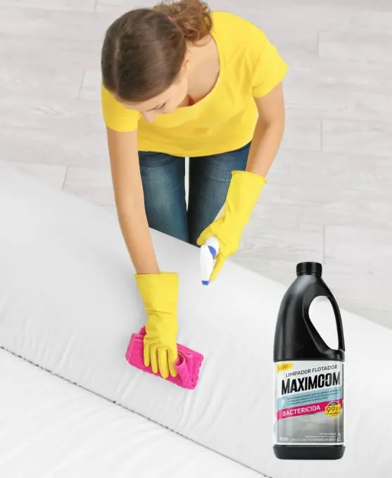 Maximoom Bactericida é indicado para limpar gordura em estofados, carpetes e interior de veículos